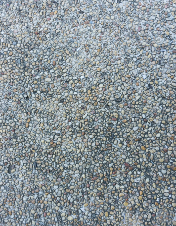 Revêtement en béton désactivé avec granulats apparents en ton naturel