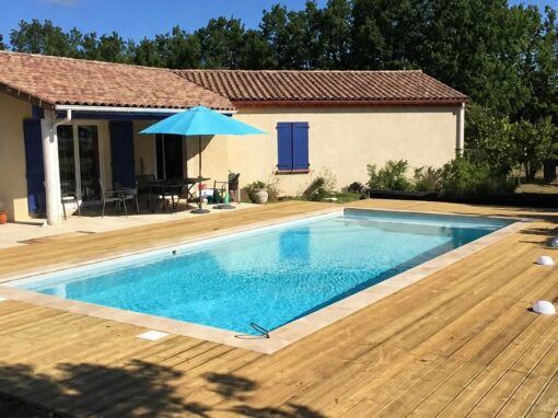 Construction piscine avec plage en bois