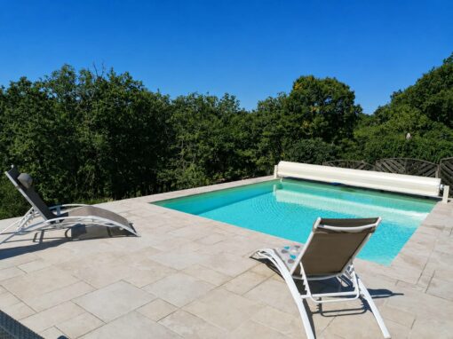 Piscine avec bordure carrelé