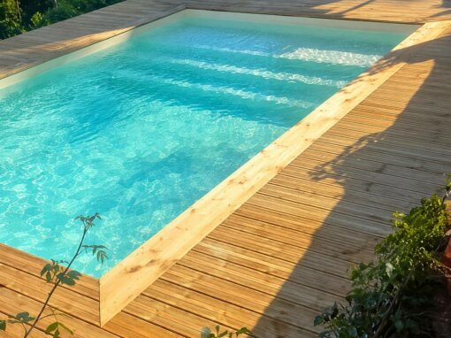 Piscine avec coutour bois