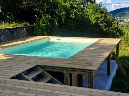Piscine avec coutour bois vue de la maison