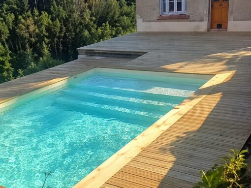 Piscine avec coutour bois vue large
