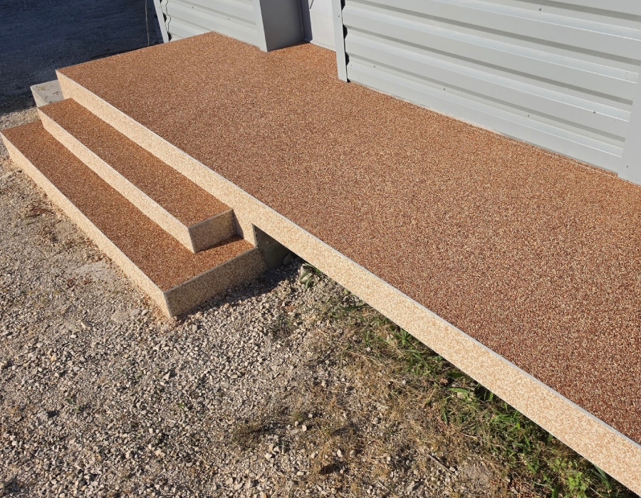 Terrasse et escalier extérieur en moquette de pierre réalisés par Bati-System
