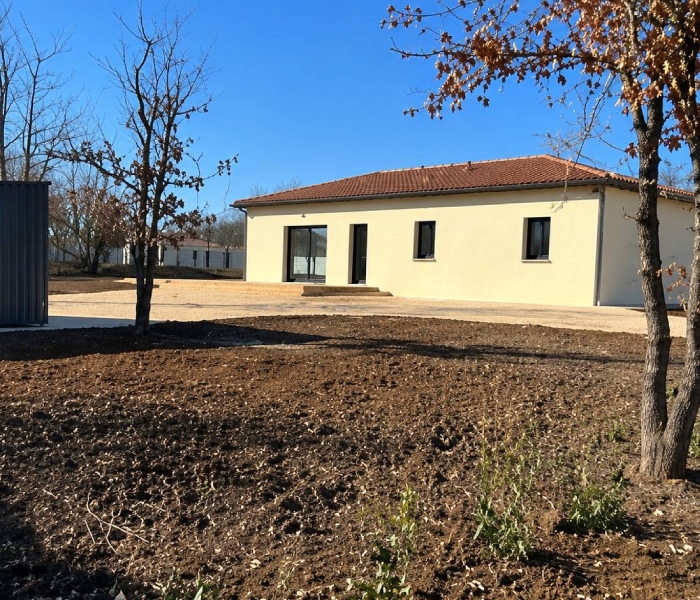 Maison individuelle de plain-pied construite par Bati-System avec toiture en tuiles