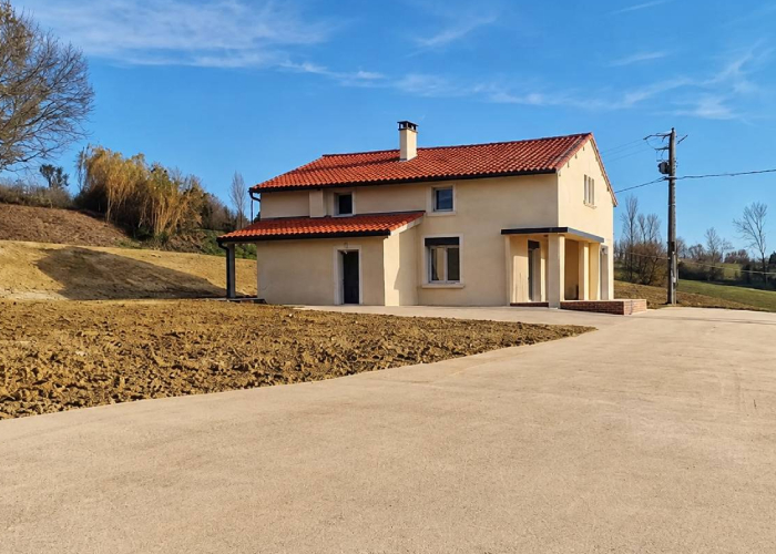 Maison à étage construite par Bati-System avec toiture en tuiles et accès en béton
