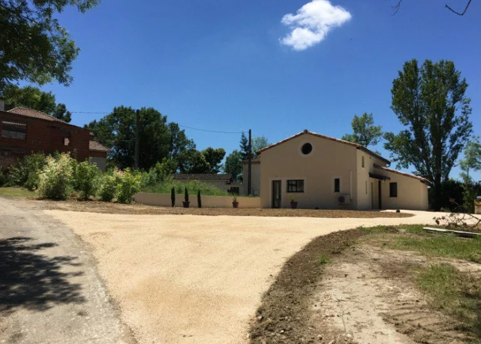 Maison individuelle construite par Bati-System avec cour et accès extérieur aménagés