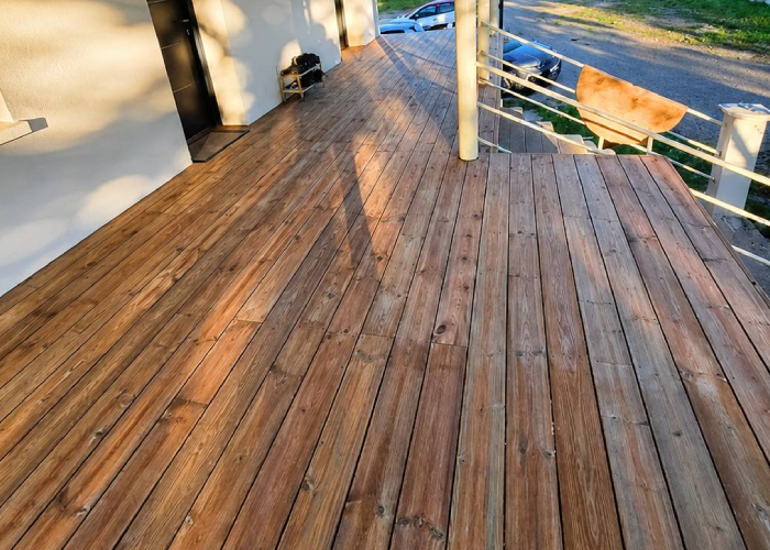 Terrasse en bois réalisée par Bati-System le long d’une maison